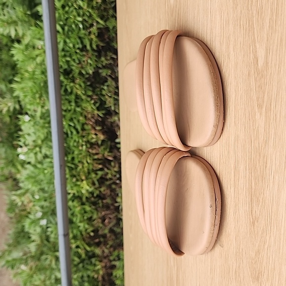 Tkees beige/tan slide Size 7 - Picture 2 of 10